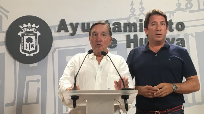 Enrique Figueroa y Ruperto Gallardo comparecen ante los medios de comunicación.