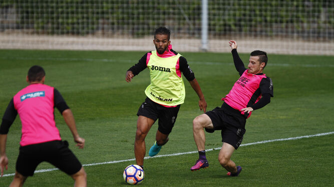 Carcela controla el balón en un entrenamiento del Granada CF.