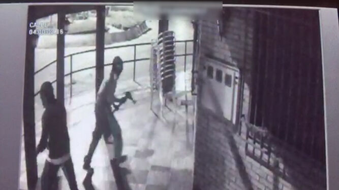 Imagen captada por las cámaras de seguridad de uno de los bares mientras era asaltado por esta banda criminal.