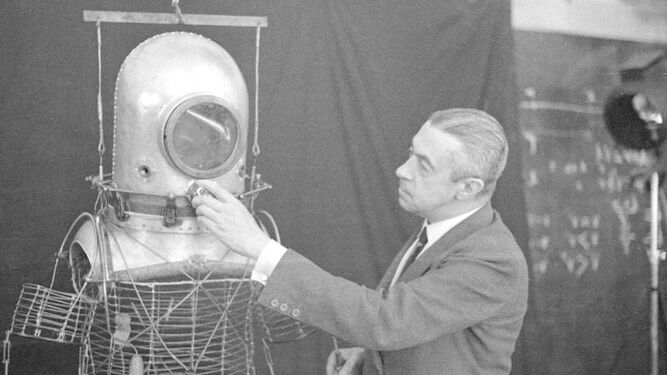 El ingeniero con su invento, la escafandra astronáutica que posteriormente la NASA adaptó para los viajes espaciales.