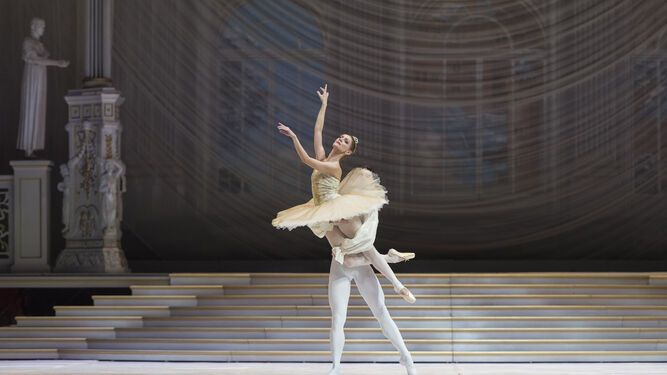 El Ballet di San Carlo escenifica su versión de 'La Cenicienta'.