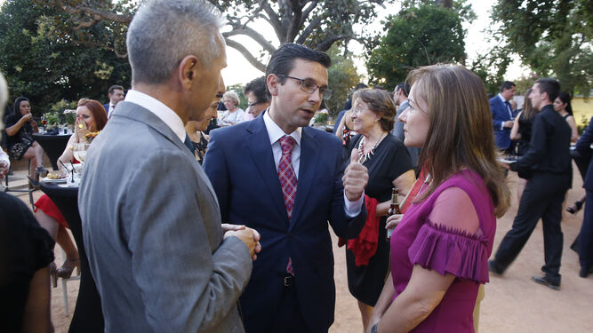 La directora de Granada Hoy, junto al consejero de Cultura y el alcalde.