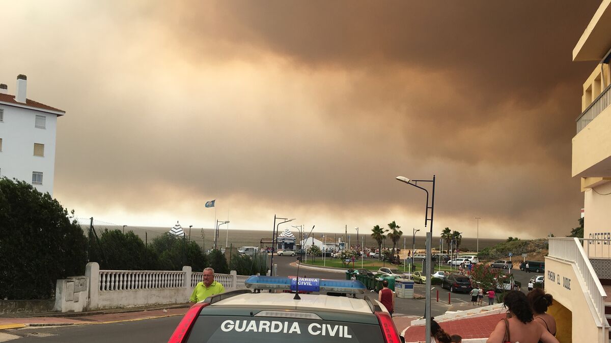 El fuego se ve desde la playa de Matalascañas.