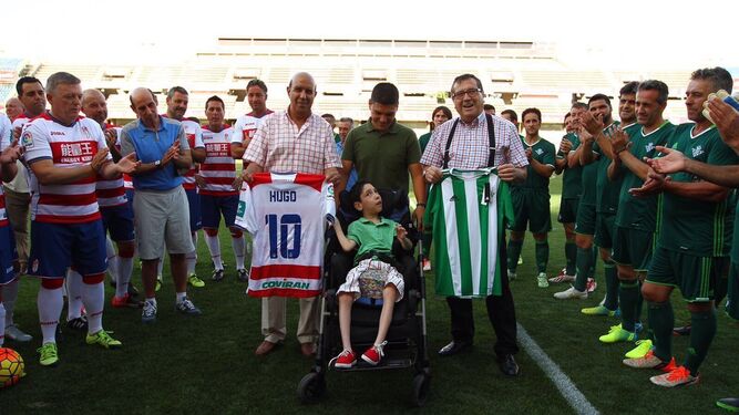 El homenajeado Hugo, entre los veteranos de Granada y Betis antes del partido.