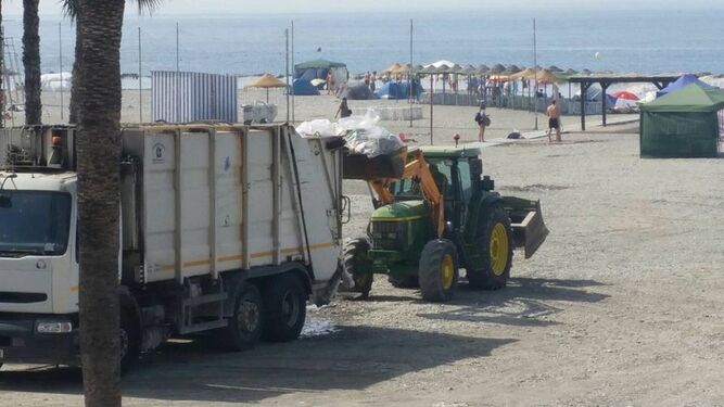 Los operarios trabajaron desde primera hora para dejar las playas limpias de basura y restos.