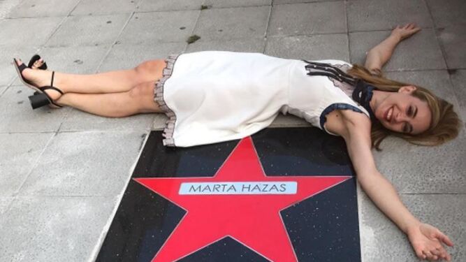 Marta Hazas presume  de su estrella de la fama