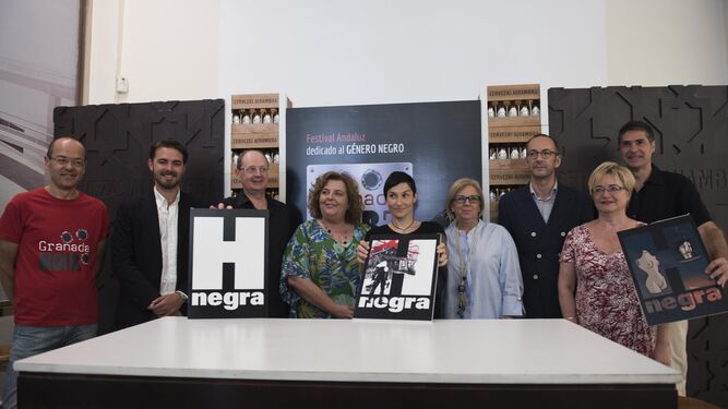 Organizadores, patrocinadores, artistas y director del festival en clave negra durante la presentanción del Granada Noir.