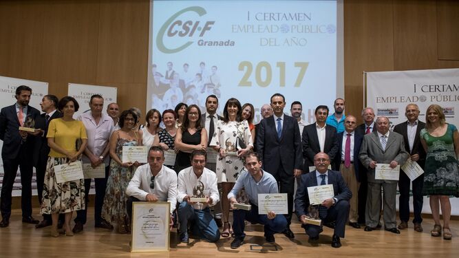 Galardonados, candidatos y organizadores posan en el escenario del Auditorio de la Cámara de Comercio de Granada en la foto de familia.