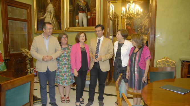 La consejera de Igualdad, María José Sánchez, eligió la capital para presentar este nuevo plan regional de empleo y ayuda a las familias.