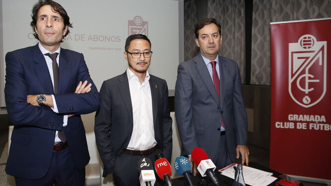 Ignacio Cuerva, Kangning Wang y Antonio Fernández Monterrubio, durante el acto de presentación de la campaña de abonos para la próxima temporada.