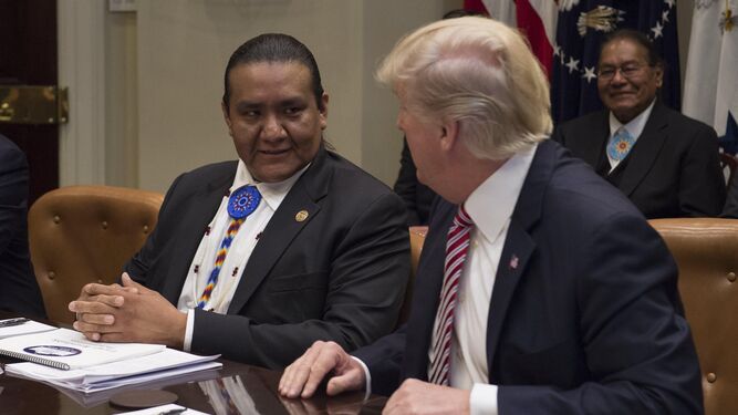 Donald Trump conversando ayer en la Casa Blanca con Kevin Frost, representante de la tribu indígena de los Ute.