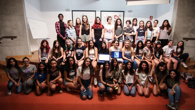 Las estudiantes del Campus Tecnológicos para Chicas, ayer en la Escuela de Informática y Telecomunicaciones.