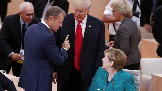 El presidente de EEUU, Donald Trump, entre el del Consejo Europeo, Donald Tusk, y la canciller alemana, Angela Merkel.