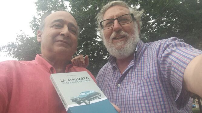 Eduardo Castro y Andrés Cárdenas, con un ejemplar de 'La Alpujarra en caballos de vapor'.