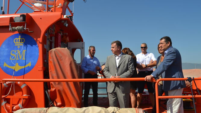 Antonio Sanz y Francisco Fuentes visitaron ayer el Puerto de Motril y el servicio de Salvamento Marítimo.