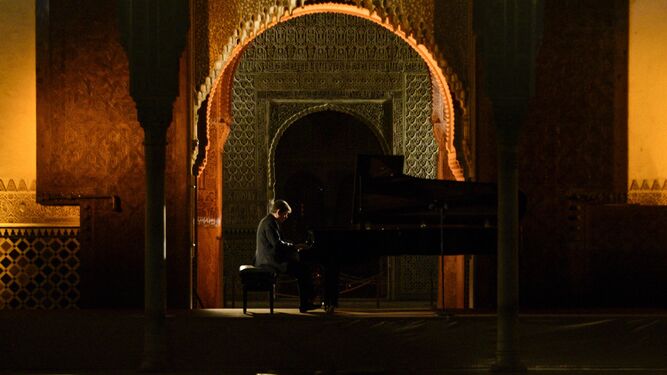 El pianista onubense toca en un entorno tan idílico como el Patio de los Arrayanes.