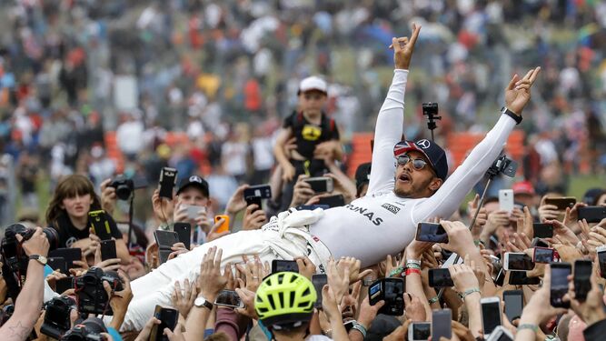 Hamilton celebra su triunfo en Silverstone