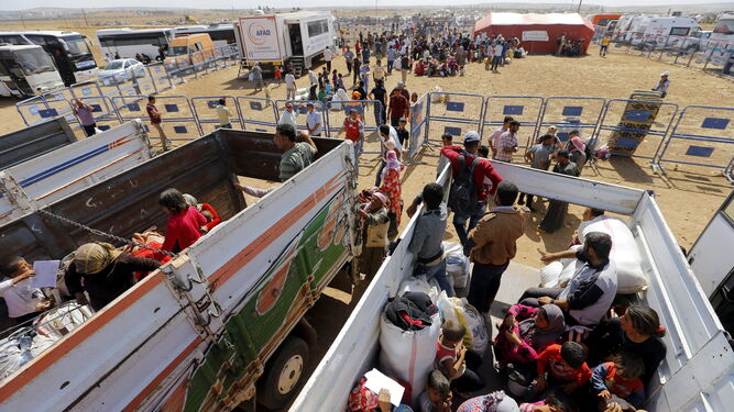 Un grupo de refugiados sirios en el paso fronterizo entre Siria  y Turquía