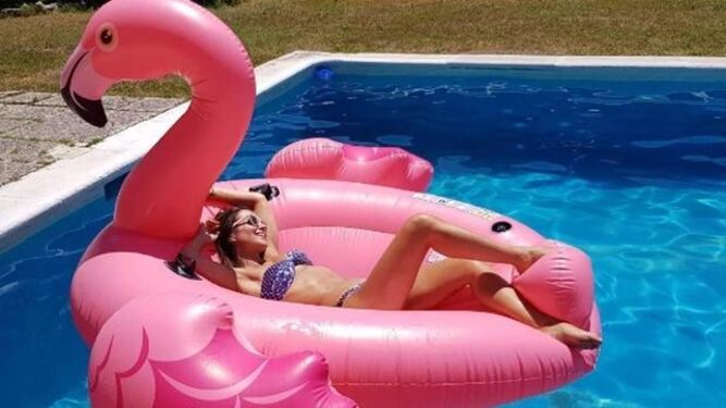 Nada mejor que un enorme flamenco flotante para relajarse en la piscina como Paula Echevaría.