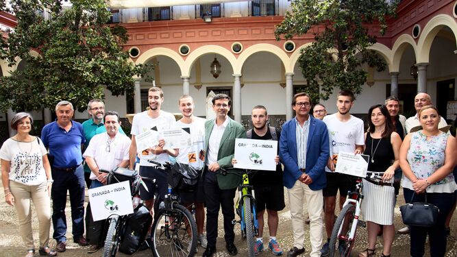 De Granada a la India en bici para defender la Vega