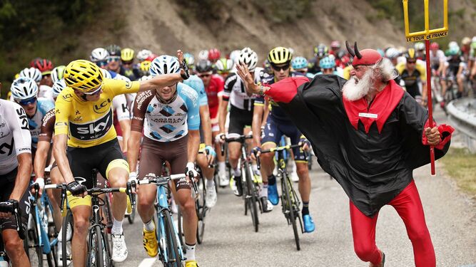 Diabluras en el Tour de FranciaEntre lo espectacular y lo peligrosoGran actuación de la sincronizada