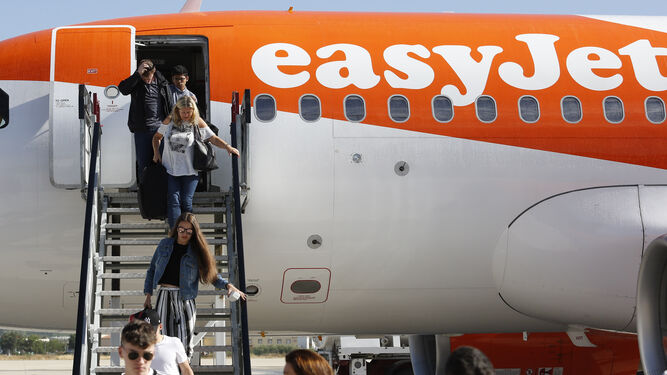 Los primeros pasajeros del vuelo Manchester-Granada, bajan a la pista del aeropuerto tras tres horas de vuelo.