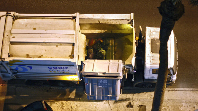Un camión de Sufi Cointer, en la recogida de residuos un día de trabajo.