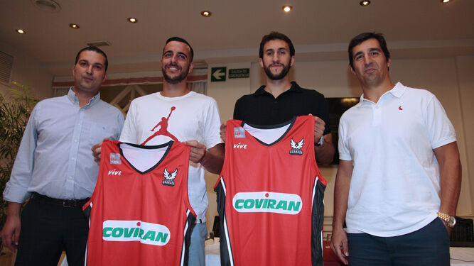 Alo Marín y Manu Rodríguez posan con la camiseta del Coviran Granada junto a Óscar Fernández-Arenas y Pablo Pin.