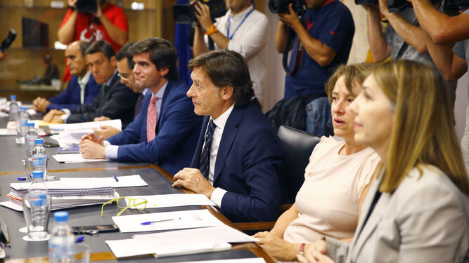 El presidente del Consejo Superior de Deportes, José Ramón Lete, en el centro escoltado por otros comisionados.