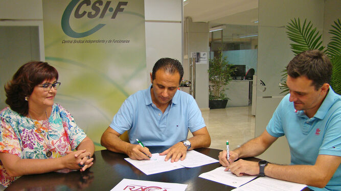 Los presidentes de CSIF Granda y del RACA firman el acuerdo de colaboración.