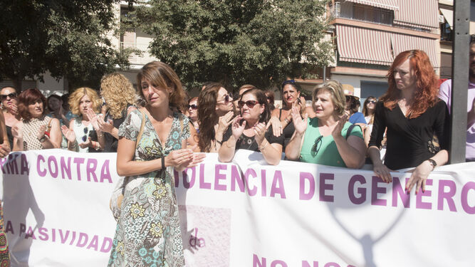 Más de un centenar de vecinos apoyaron ayer a Juana Rivas con una concentración en Maracena.