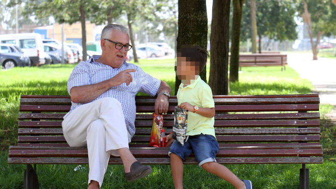 Un abuelo con su nieto