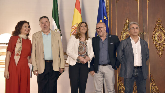 María Jesús Montero y Susana Díaz, con Antonio Tirado (UGT), José Luis Heredia (CSIF) y Agustín de la Cruz (CCOO), el día de la firma del acuerdo, en junio de 2016.
