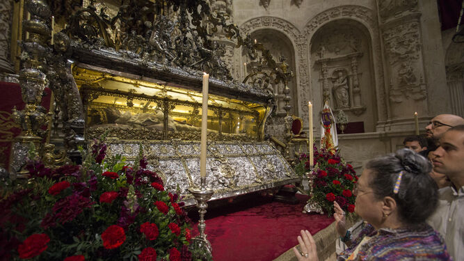 Los fieles contemplan el cuerpo de San Fernando en su urna un 30 de mayo.