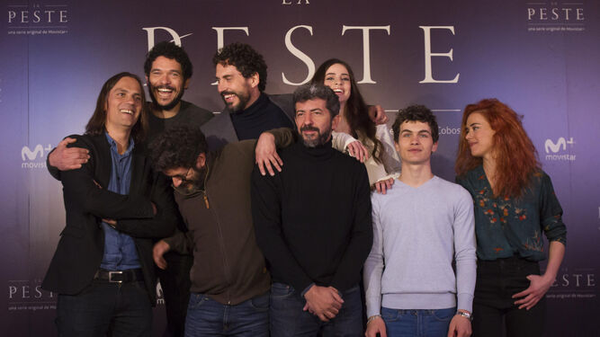 El director Alberto Rodríguez y el guionista Rafael Cobos, junto al reparto de la serie 'La peste'.