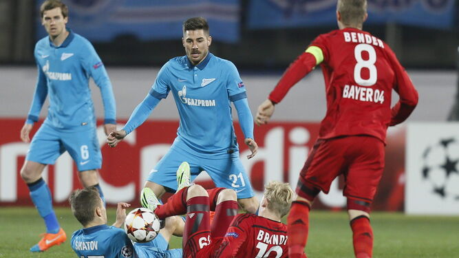 El murciano Javi García observa la disputa entre su compañero Shatov y el jugador del Leverkusen Brandt.