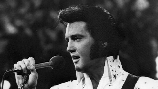 Elvis Presley, el rey del rock, durante una actuación.