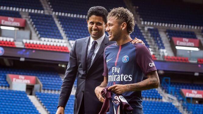 Neymar, el día de su presentación con el PSG, junto a Nasser al Khelaifi, presidente del club parisino.