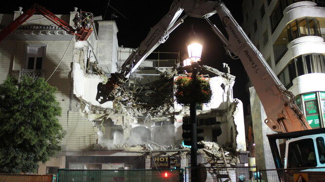 La demolición del Hotel Montecarlo, situado en la Acera del Darro, se produjo de madrugada.