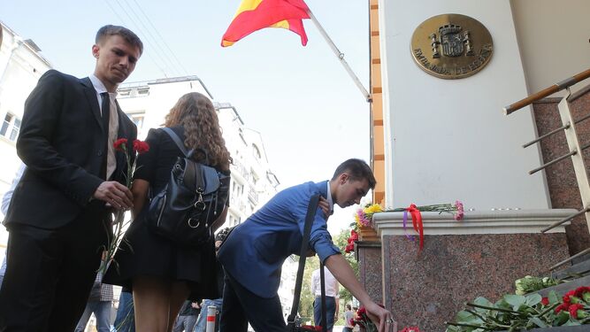 Ciudadanos rusos depositan flores en honor a las víctimas de los atentados ayer en la Embajada española en Moscú.