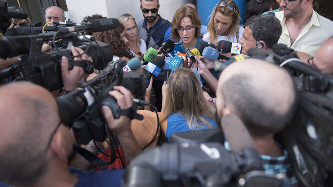 Decenas de medios de comunicación esperaban ayer en la puerta del Juzgado una posible aparición de Juana Rivas.