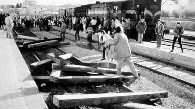 El 31 de diciembre de 1984 deja de circular el tren en la línea que unía a Guadix con Villaricos.