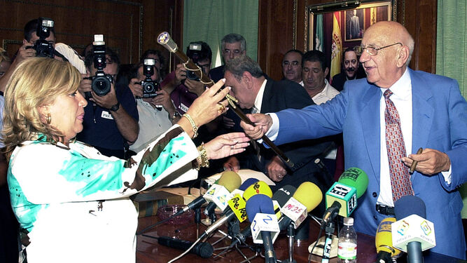 El concejal del GIL Victoriano Rodríguez entregando la vara de mando a Marisol Yagüe el 13 de agosto de 2003.