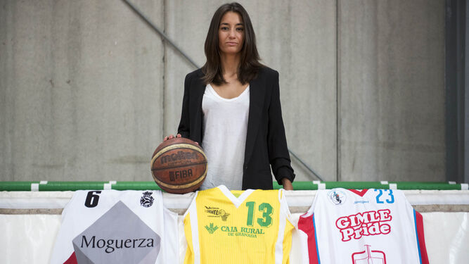 Ángela Escobar posa con las camisetas de los tres equipos más importantes de su carrera: Real Canoe, El Carmelo y Gimle Basket.