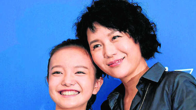 Zhou Meijung junto a Vivian Qu, única directora que opta al León veneciano.