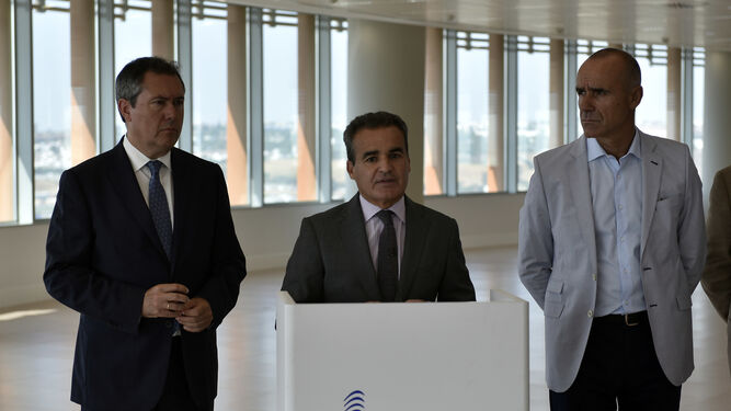 Juan Espadas y Antonio Muñoz junto al delegado territorial de Caixabank en Andalucía Occidental.