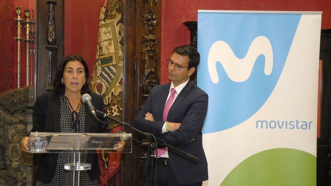 Paco Cuenca y la directora del territorio Sur de Telefónica, María Jesús Almanzor, presentaron ayer el convenio.