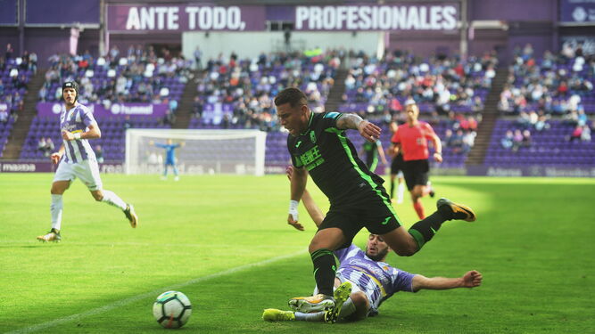 Machis intenta marcharse de un defensor del Valladolid.