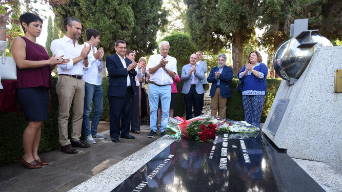 El pasado 13 de septiembre, día de la muerte de Herrera, responsables políticos acudieron al cementerio para recordar al granadino ilustre.