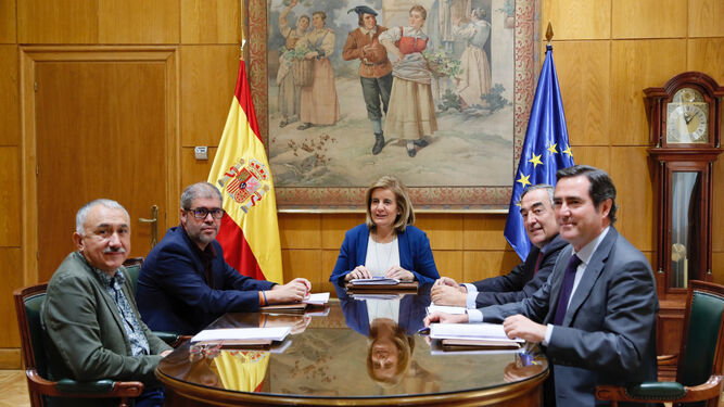La ministra de Empleo, Fátima Báñez, en la reunión con Unai Sordo (CCOO), Pepe Álvarez (UGT), Juan Rosell (CEOE) y Antonio Garamendi (Cepyme), ayer.